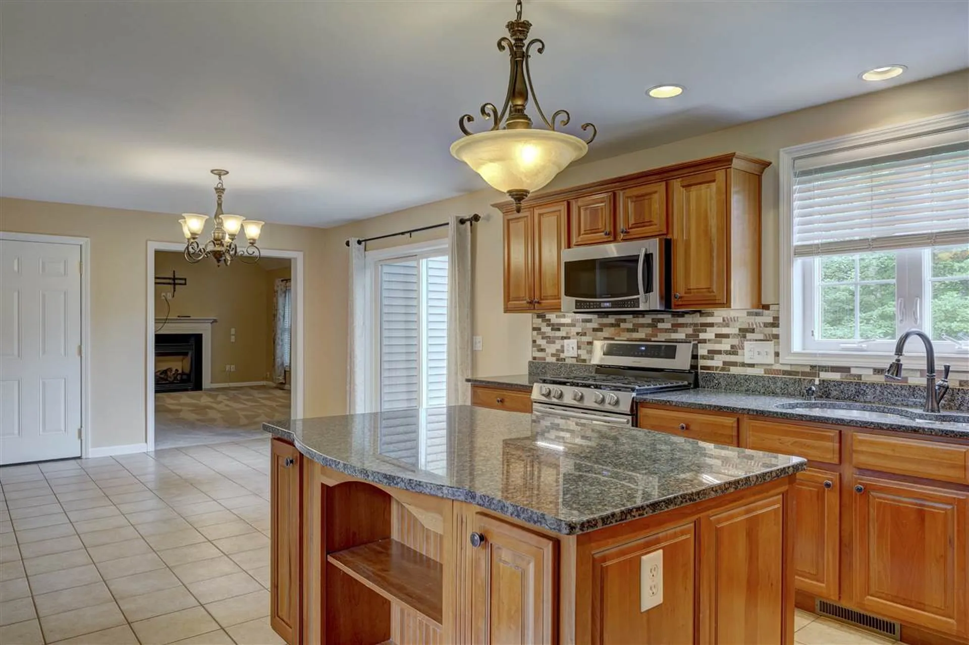 8 Abington Drive Londonderry NH 03053