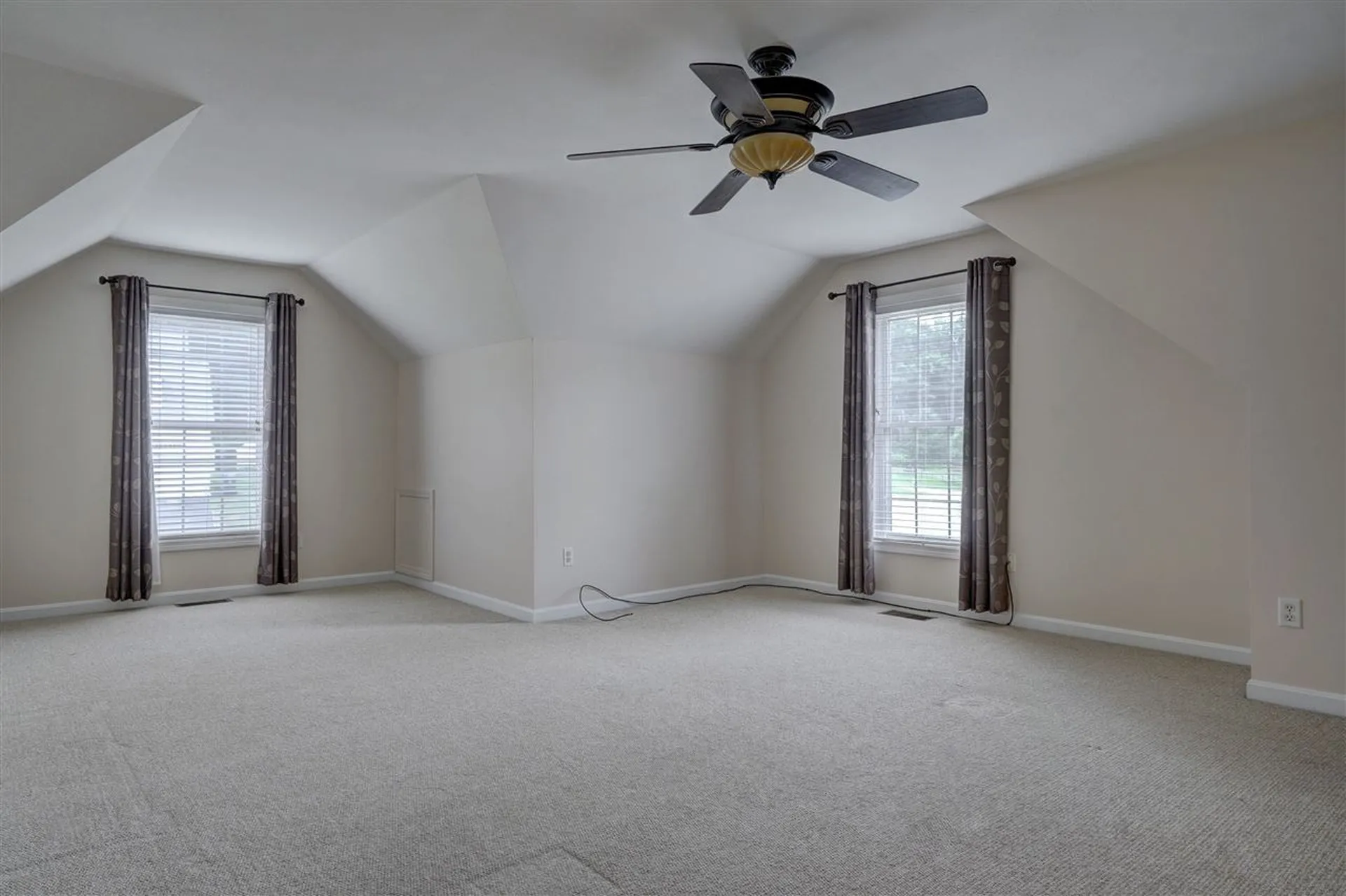 8 Abington Drive Londonderry NH 03053