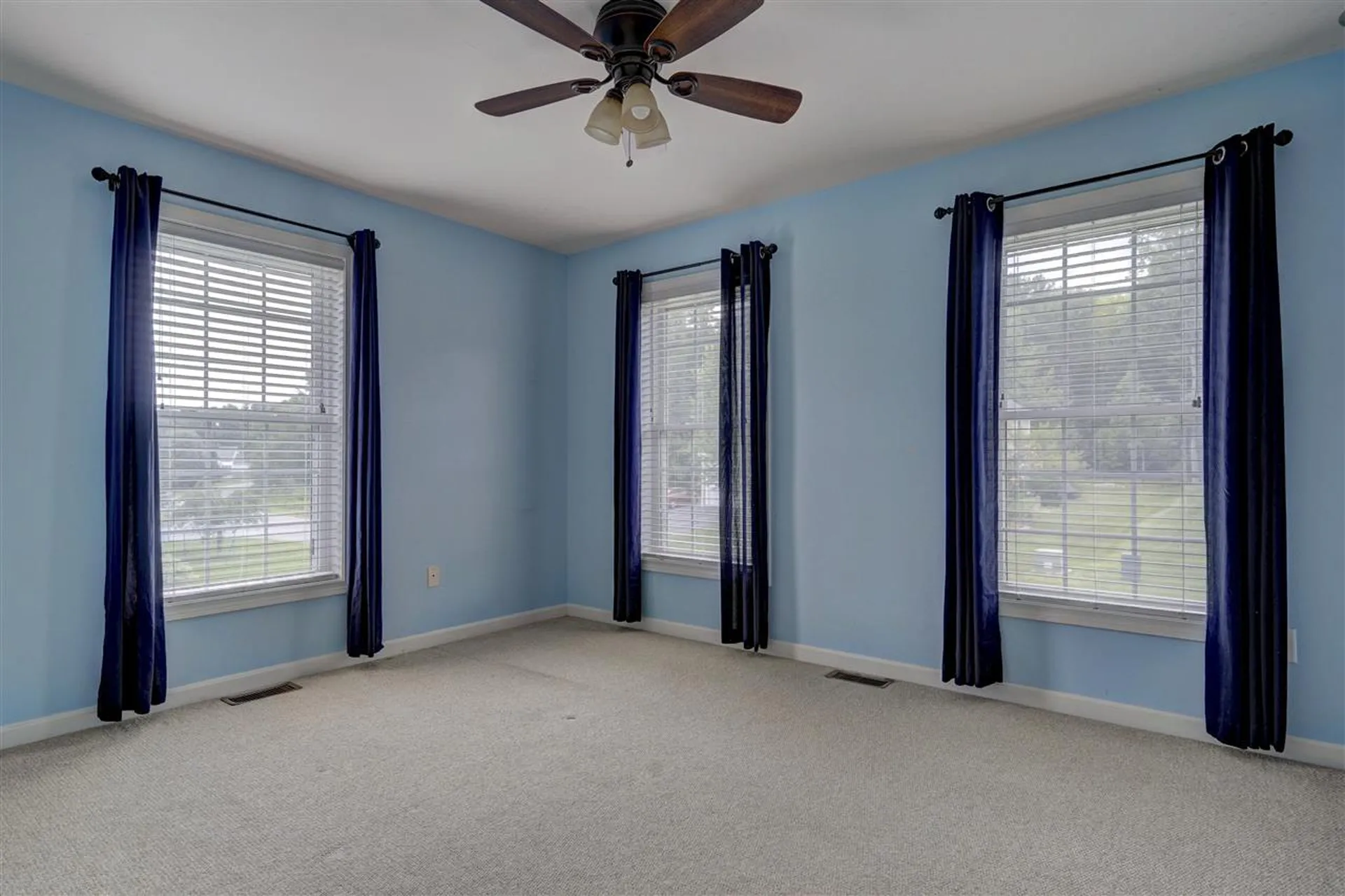 8 Abington Drive Londonderry NH 03053