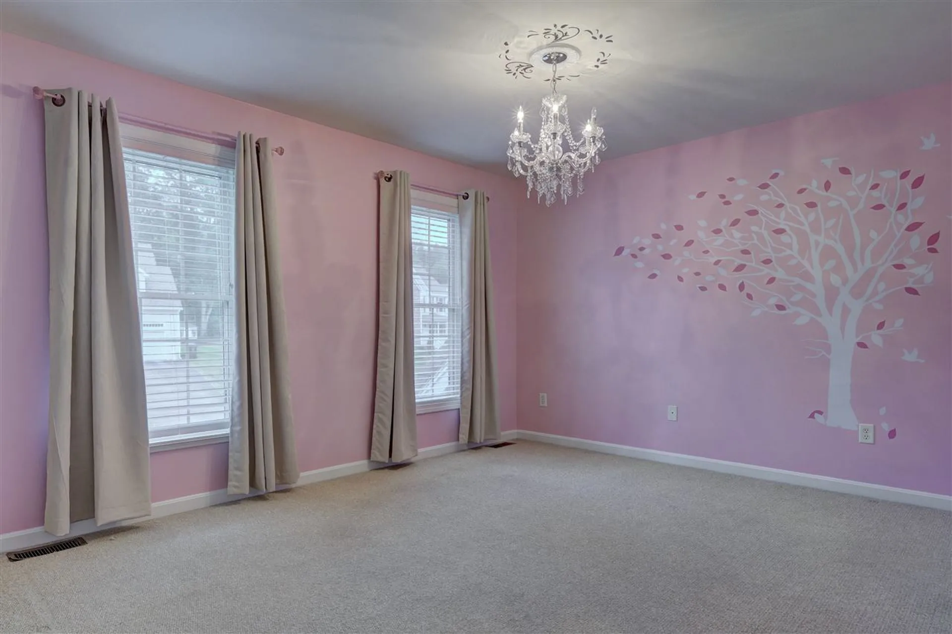 8 Abington Drive Londonderry NH 03053
