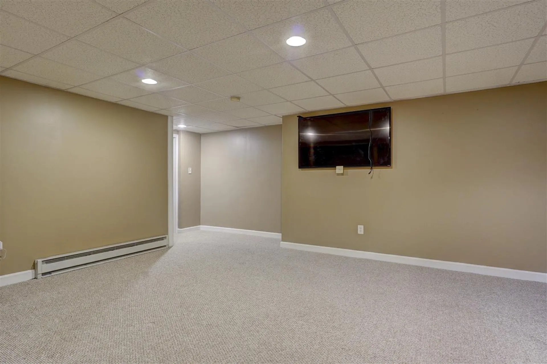 8 Abington Drive Londonderry NH 03053