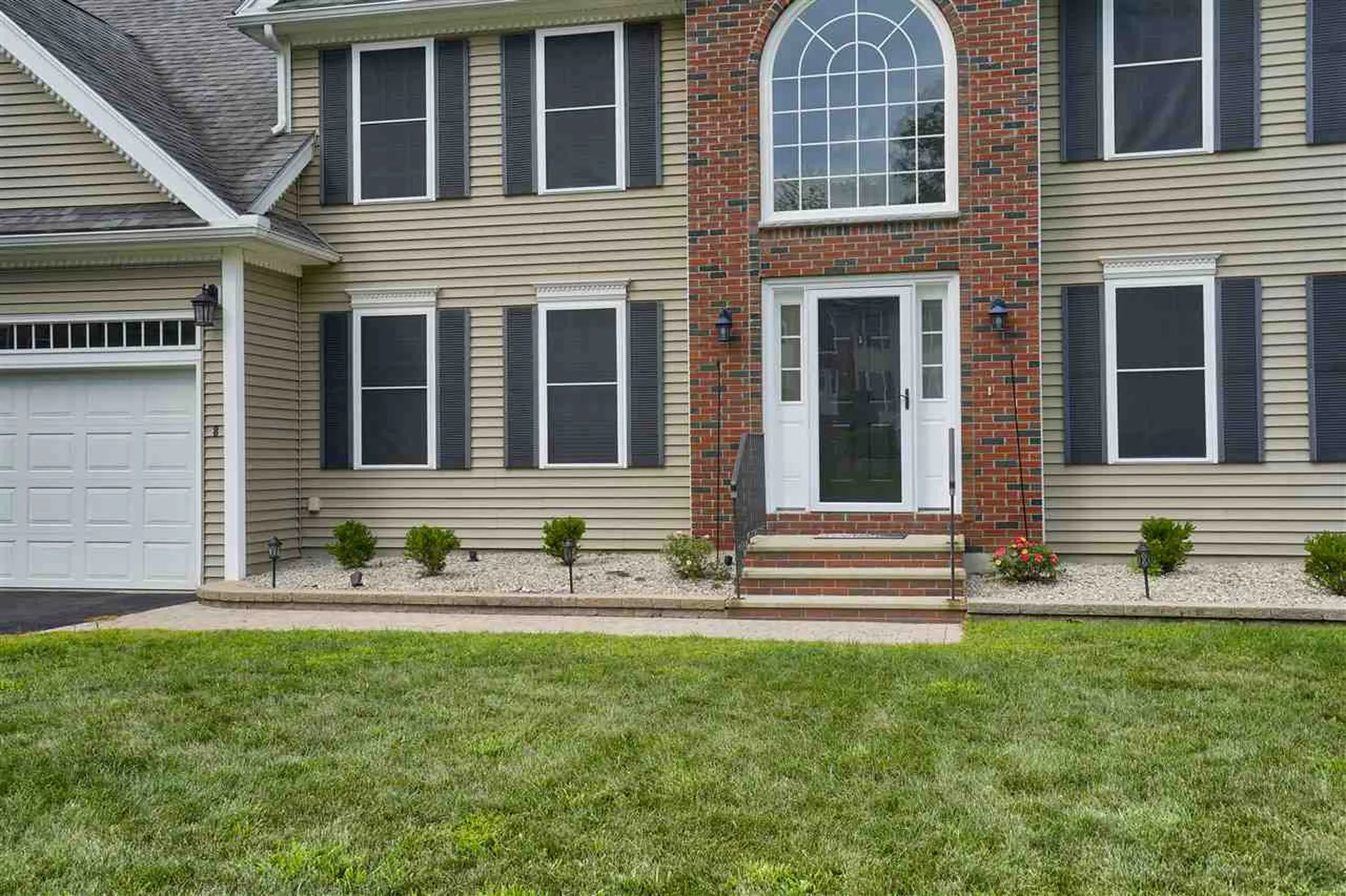 8 Abington Drive Londonderry NH 03053