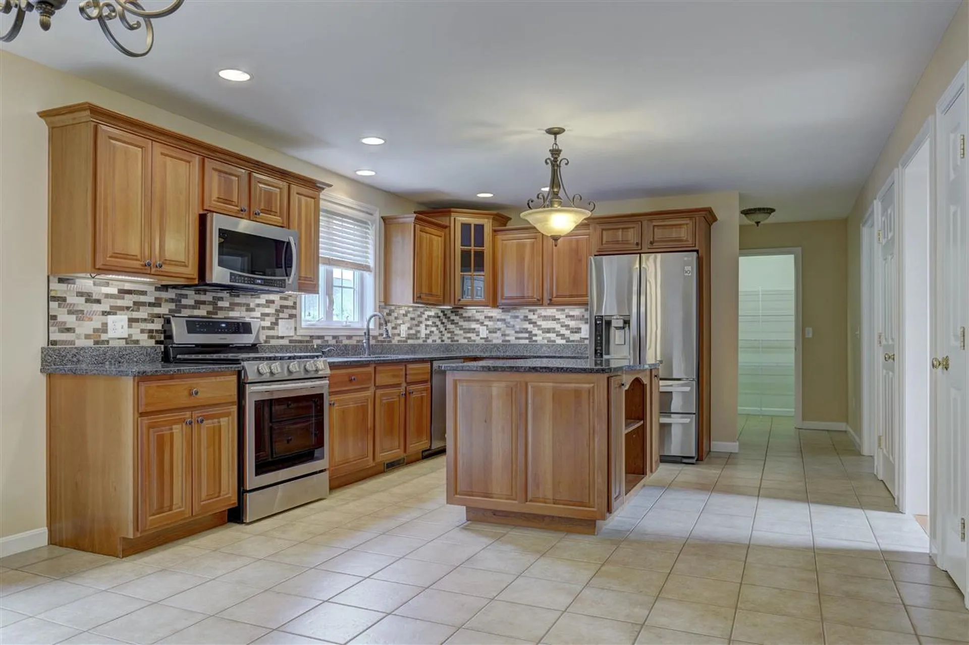 8 Abington Drive Londonderry NH 03053