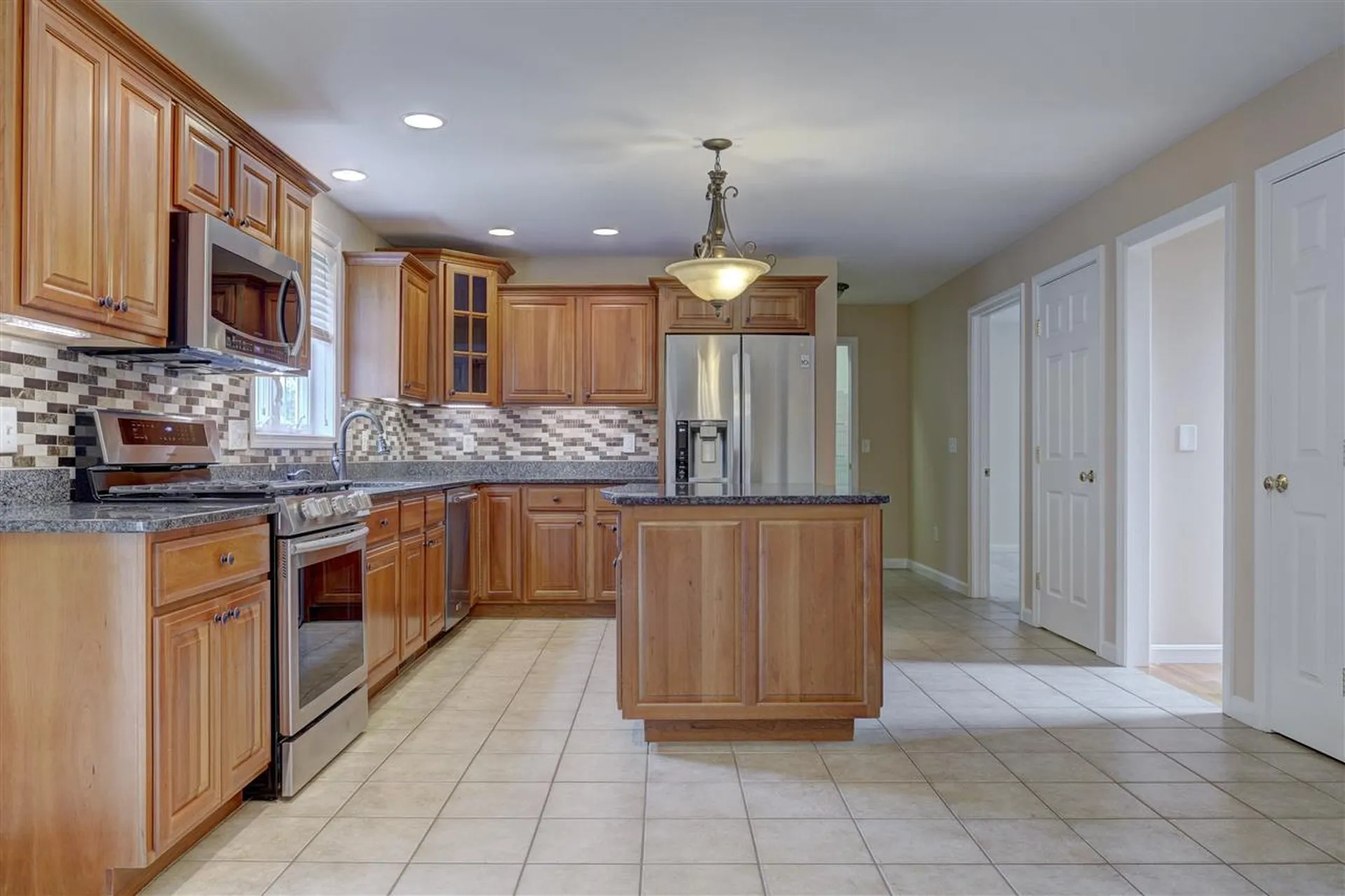 8 Abington Drive Londonderry NH 03053