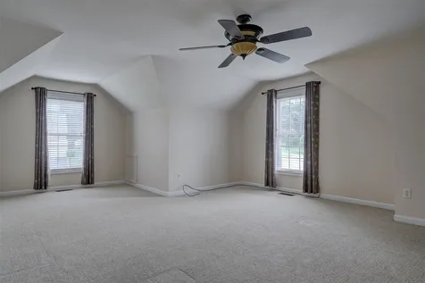 8 Abington Drive Londonderry NH 03053