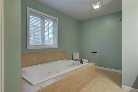 8 Abington Drive Londonderry NH 03053