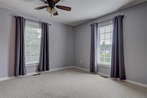 8 Abington Drive Londonderry NH 03053