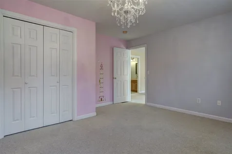 8 Abington Drive Londonderry NH 03053