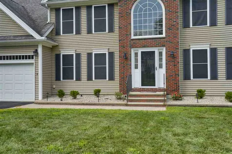 8 Abington Drive Londonderry NH 03053