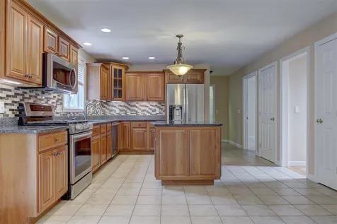 8 Abington Drive Londonderry NH 03053
