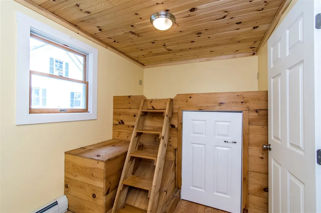 32 Spring Street Newmarket NH 03857