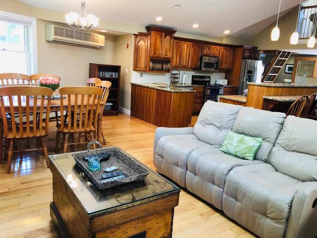 18 Pleasant Street Meredith NH 03253