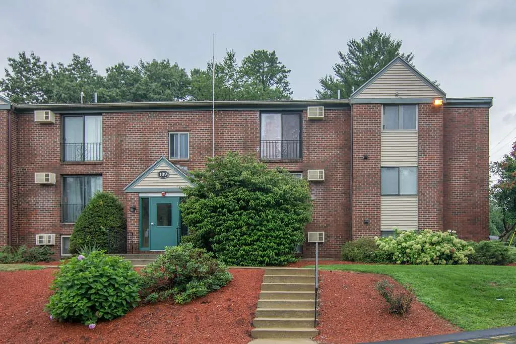 109 English Village Road Manchester, NH Real Estate Property MLS