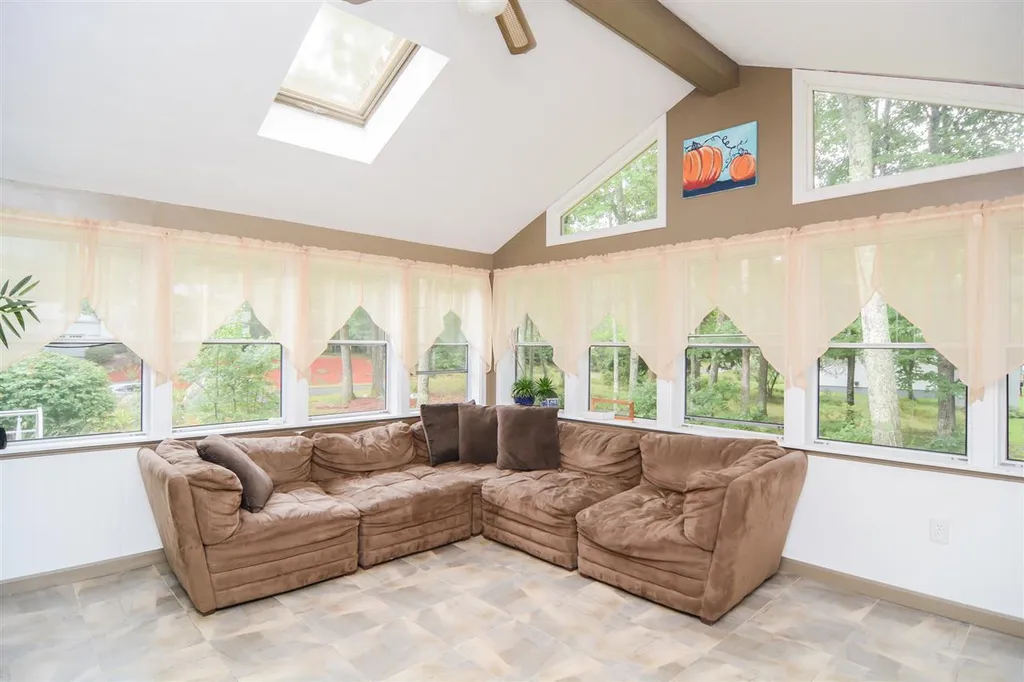 3 Lance Avenue Londonderry NH 03053
