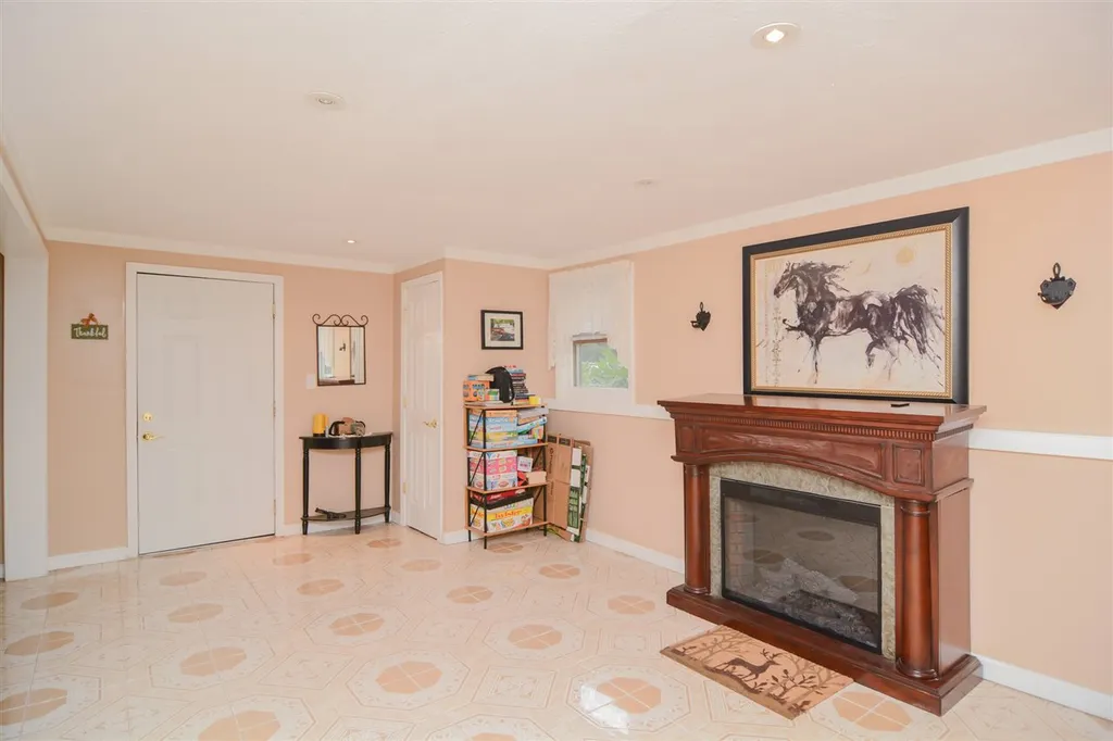 3 Lance Avenue Londonderry NH 03053