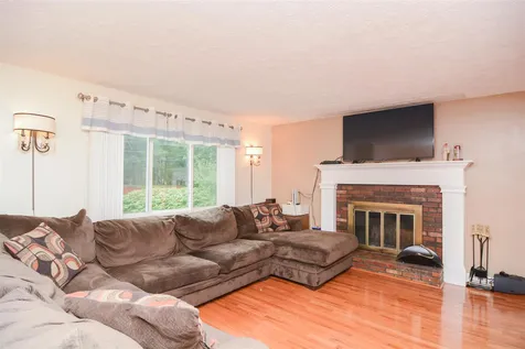 3 Lance Avenue Londonderry NH 03053