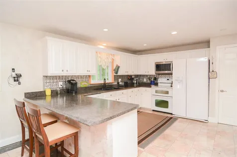 3 Lance Avenue Londonderry NH 03053