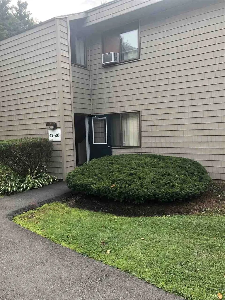 20 Hawthorne Circle South Burlington VT 05403