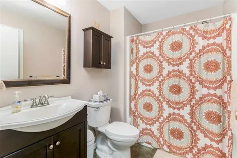 20 Hawthorne Circle South Burlington VT 05403