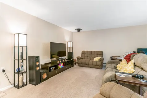 20 Hawthorne Circle South Burlington VT 05403
