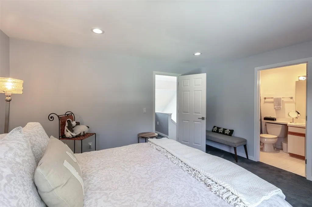 11 The Seasons Road New London NH 03257