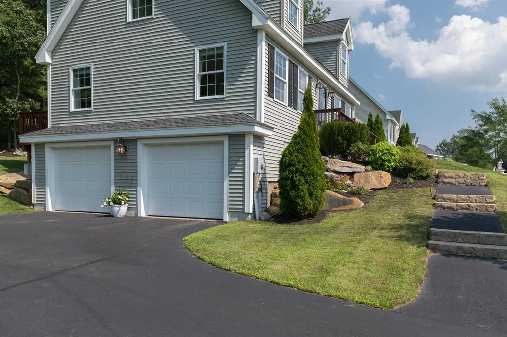 73 Hawthorne Circle Somersworth NH 03878