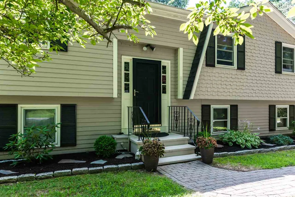 11 Butterfield Lane Stratham NH 03885