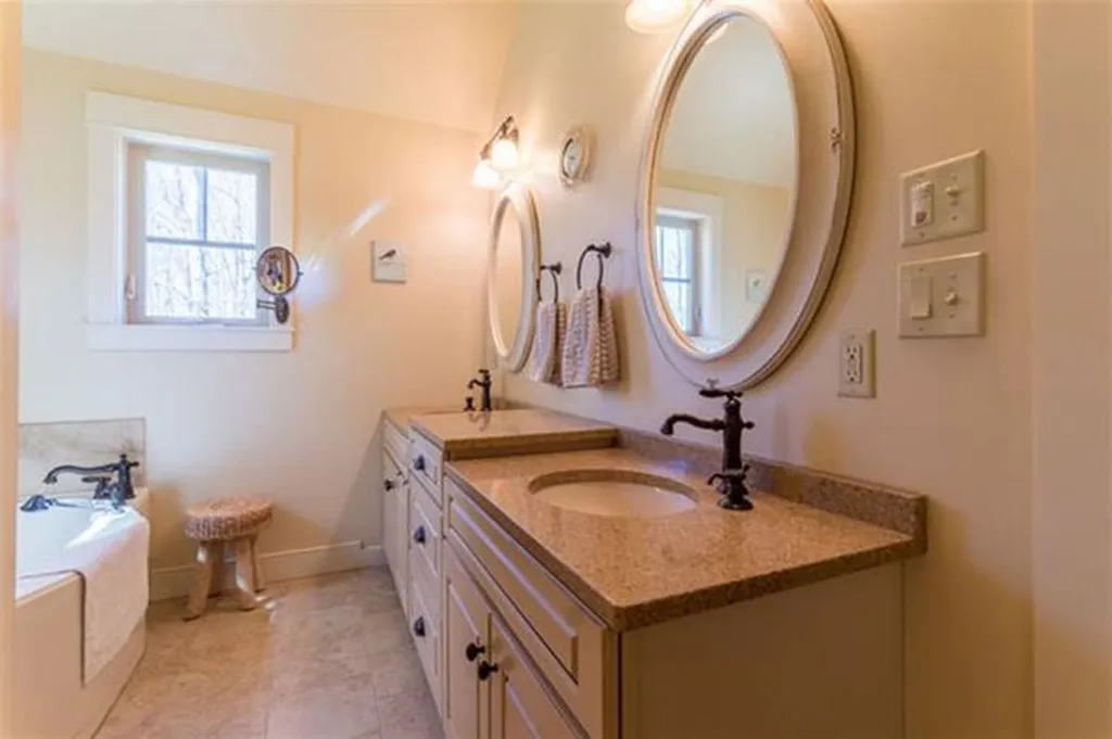 888 Mcintyre Road Newington NH 03801