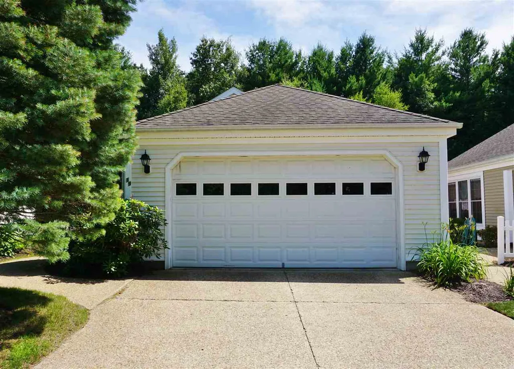 19 Privet Hedge Lane Bedford NH 03110