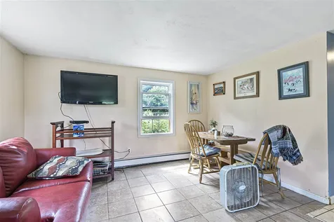 2 Shannon Way Brentwood NH 03833