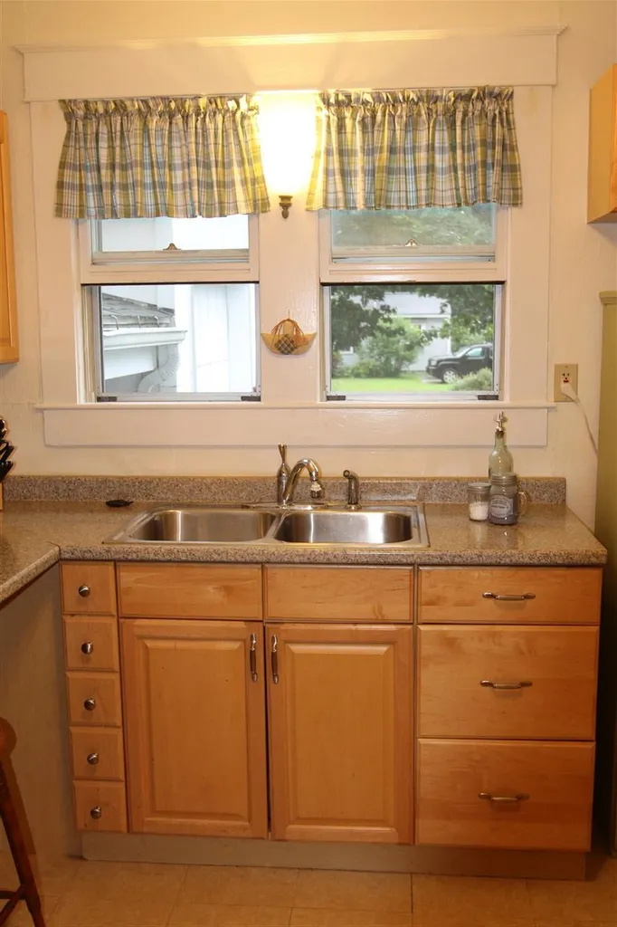8 Earley Street Nashua NH 03060