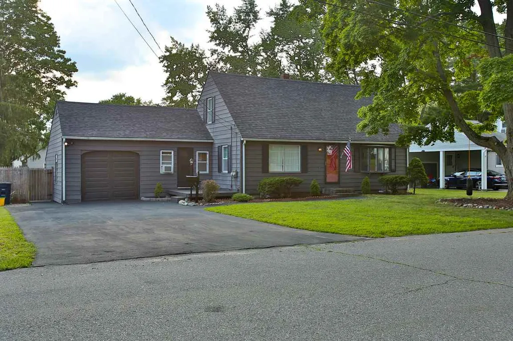 4 Meade Street Nashua NH 03064