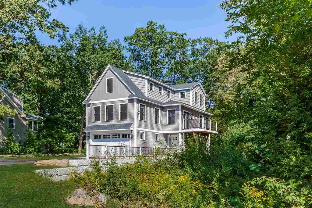 8 Maple Avenue Rye NH 03870