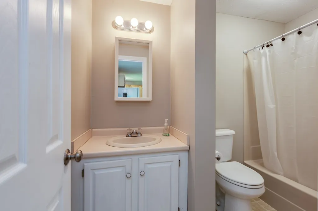 52 Noyes Road Londonderry NH 03053