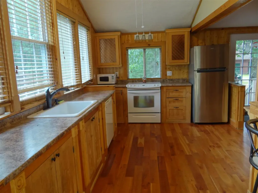 31 North Shore Road Sandown NH 03873