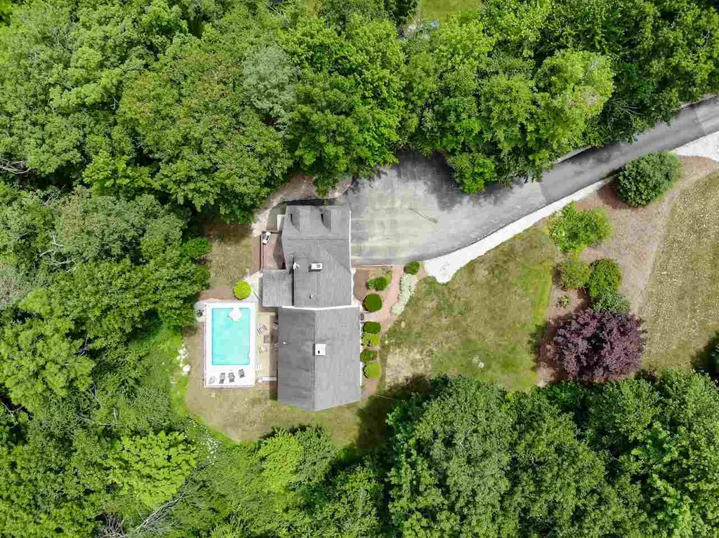 107 Hitching Post Lane Bedford NH 03110