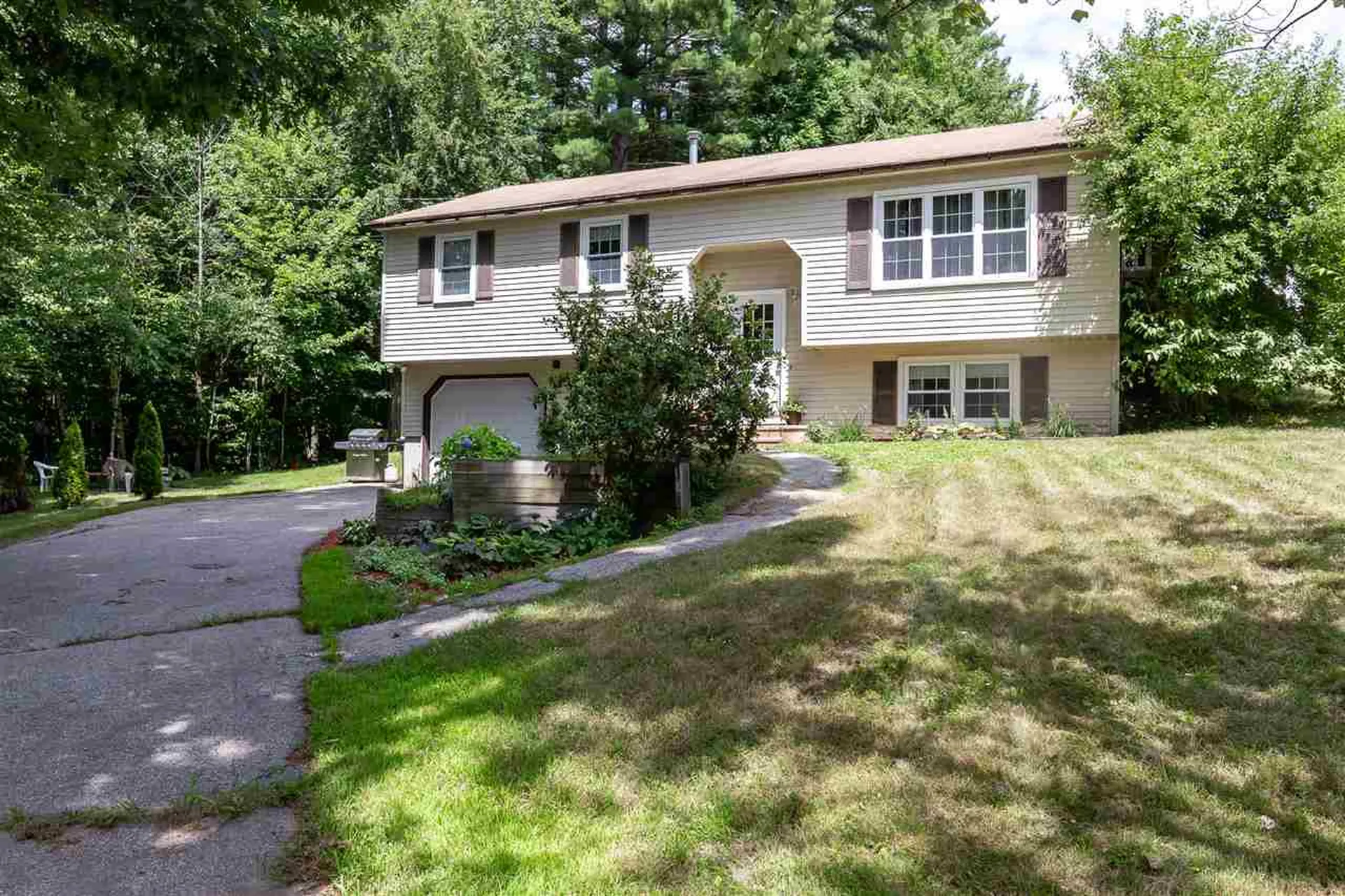 31 Dale Road Hooksett NH 03106