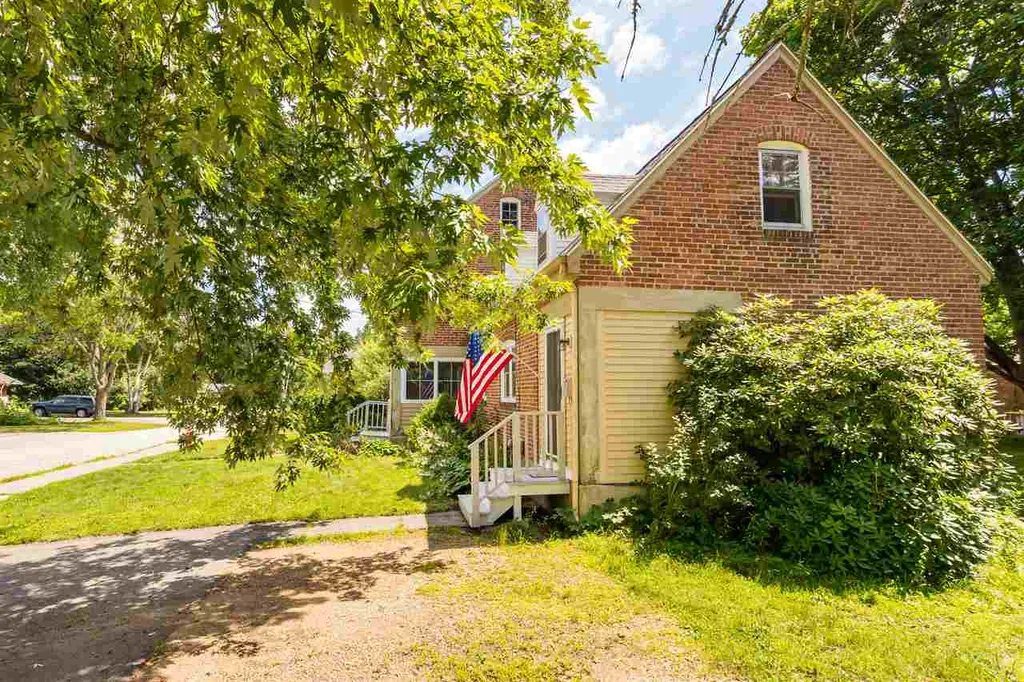 19 Cedar Street Newmarket NH 03857