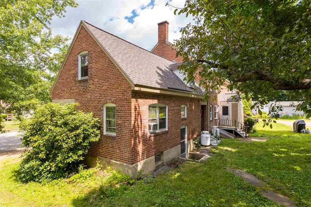19 Cedar Street Newmarket NH 03857