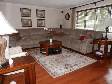 2 Mckinley Avenue Londonderry NH 03053