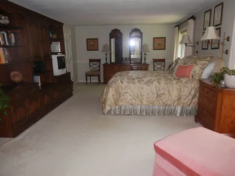 2 Mckinley Avenue Londonderry NH 03053