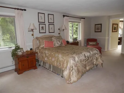 2 Mckinley Avenue Londonderry NH 03053