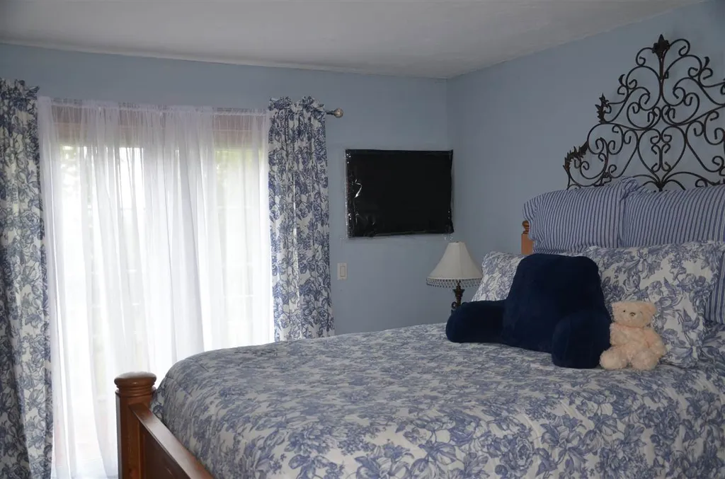 47 Lake Country Road Meredith NH 03253