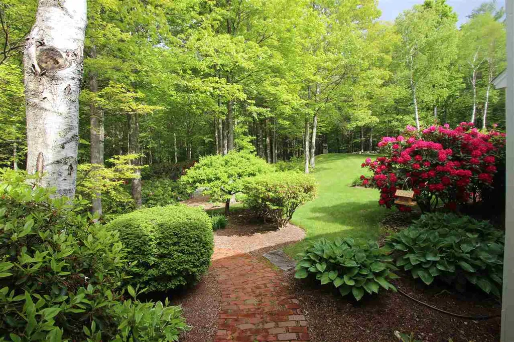 47 Lake Country Road Meredith NH 03253