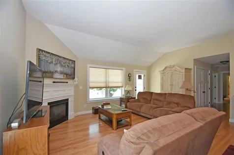 66 Breezy Way Barrington NH 03825
