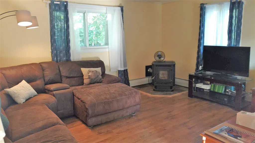8 Val Street Manchester NH 03103
