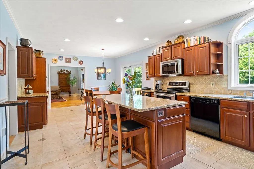 128 Orcutt Drive Chester NH 03036