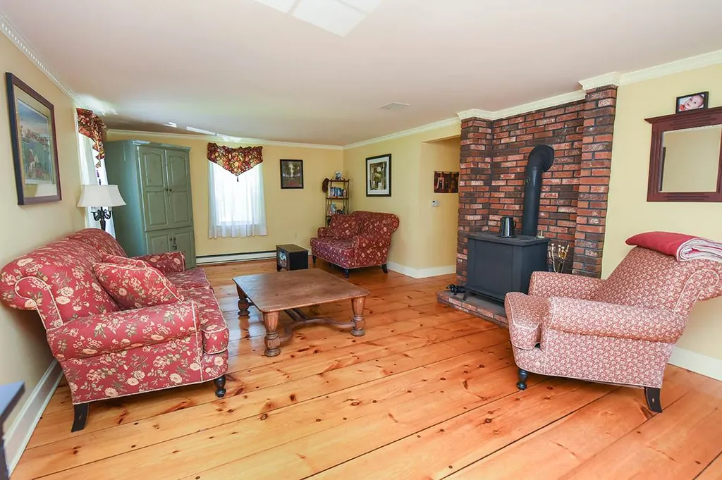 1 Smith Corner Road Newton NH 03858