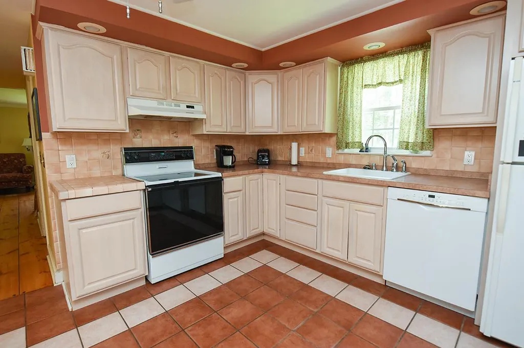 1 Smith Corner Road Newton NH 03858