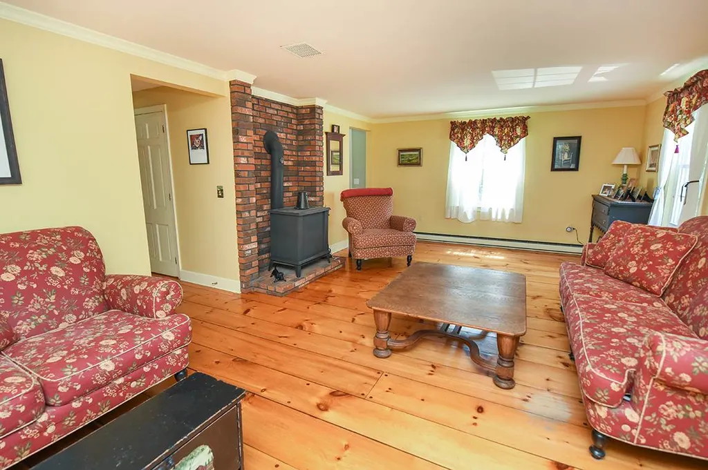 1 Smith Corner Road Newton NH 03858